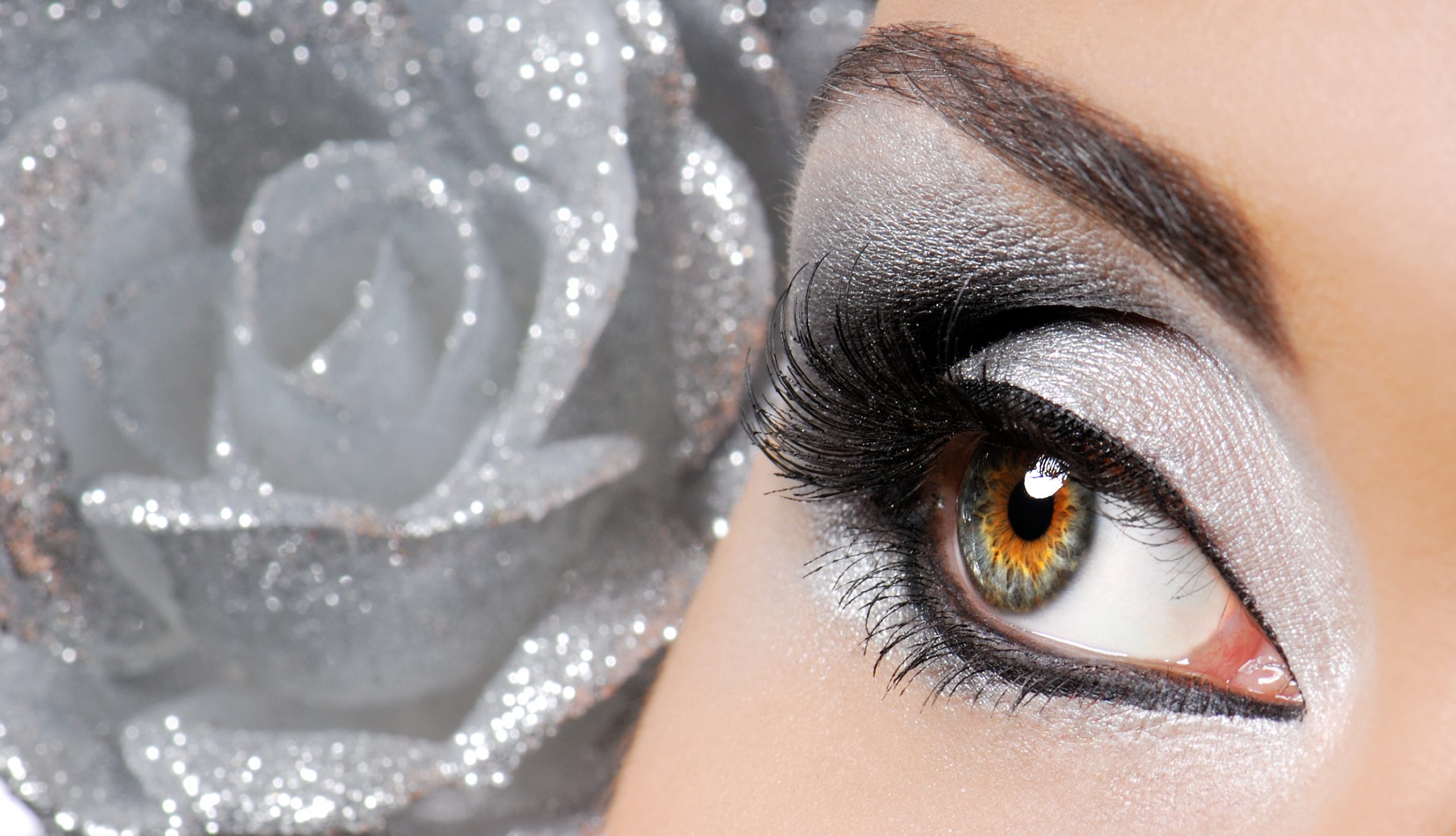 Un Regard Éblouissant pour Chaque Occasion : Comment Coordonner Vos Lentilles de Couleur avec Votre Maquillage